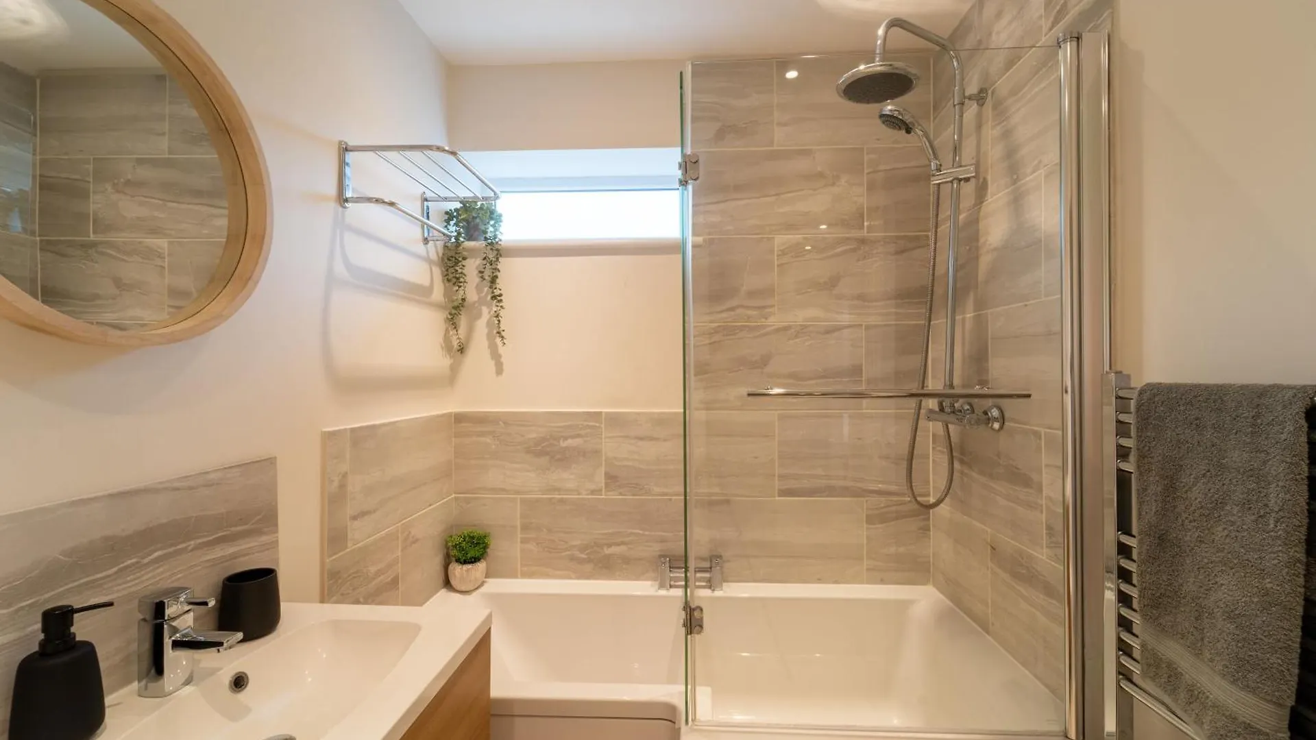 Huge Monthly Savings - Private Parking - Wifi Apartment Gloucester